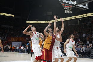 足协杯首回合对决在即！拜仁慕尼黑演练定位球，广东男篮密集防守应对